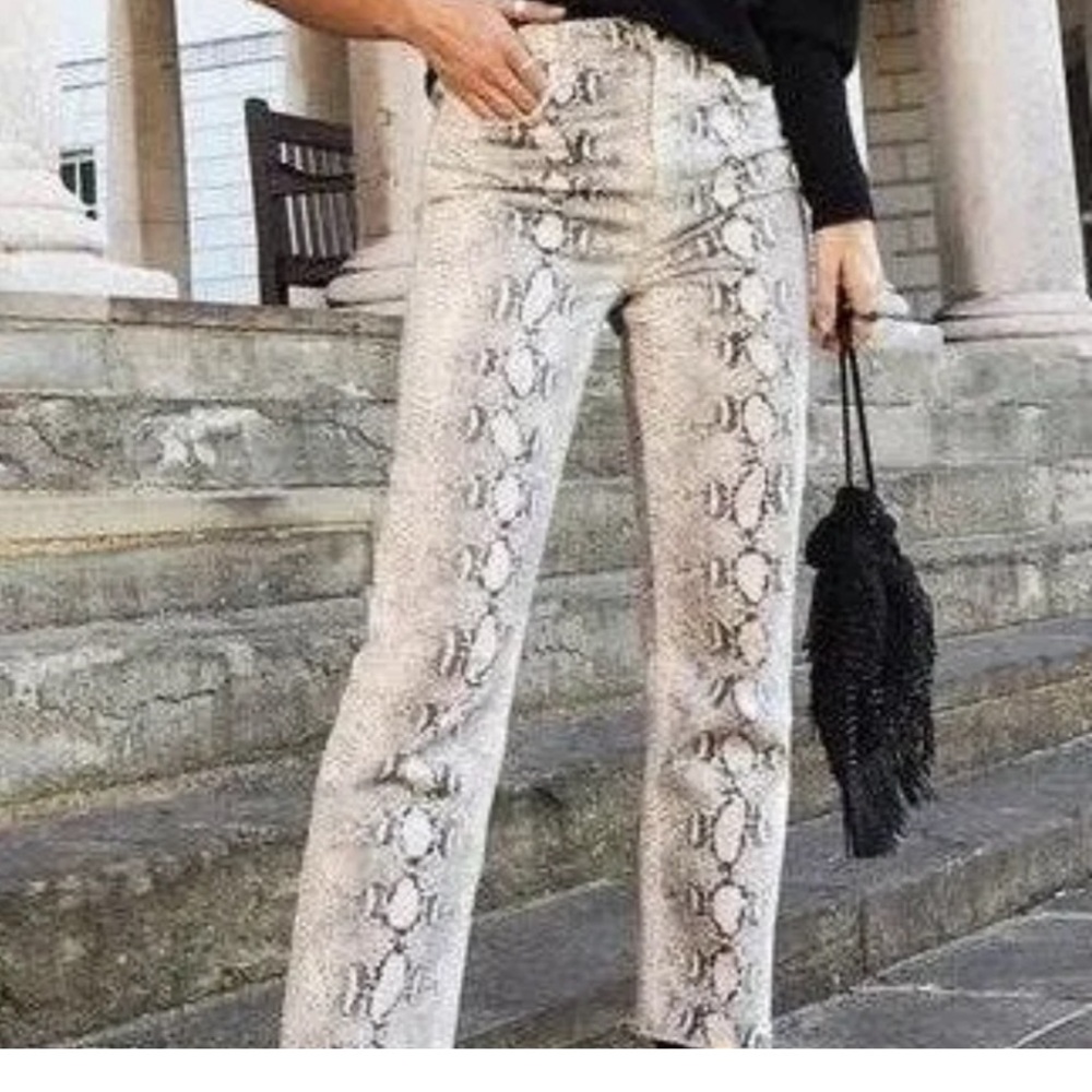 POL Wide Leg Crop Snake Print Jeans Pink Black Distressed Raw
Fringe Hem size S